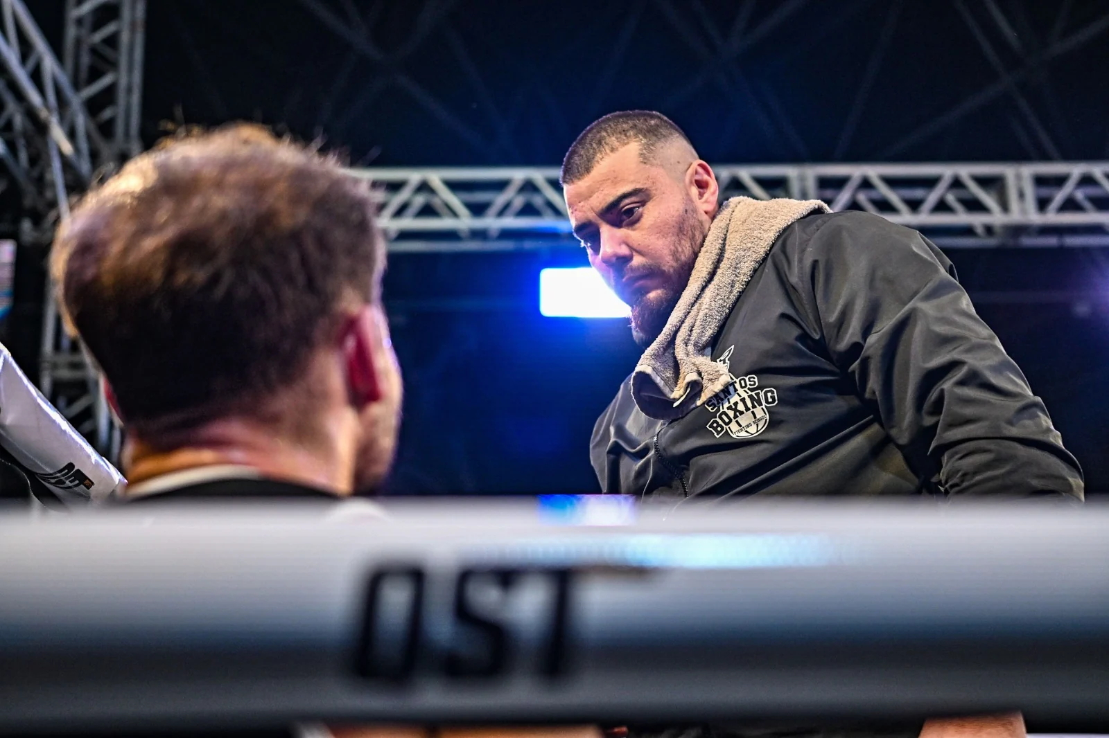 Professor da Santos Boxing no corner, no ringue